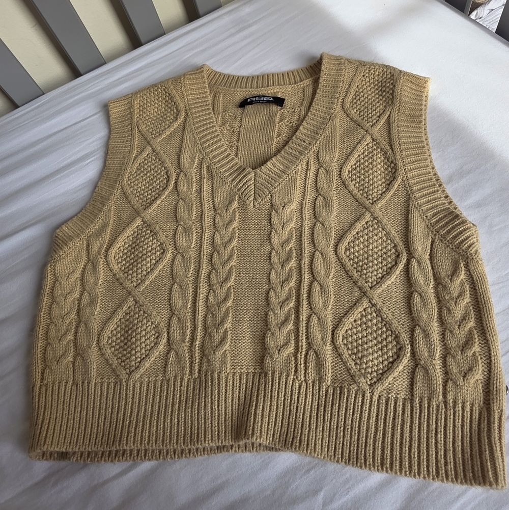 RSQ Cable Knit Beige Cropped Sweater Vest Size XS